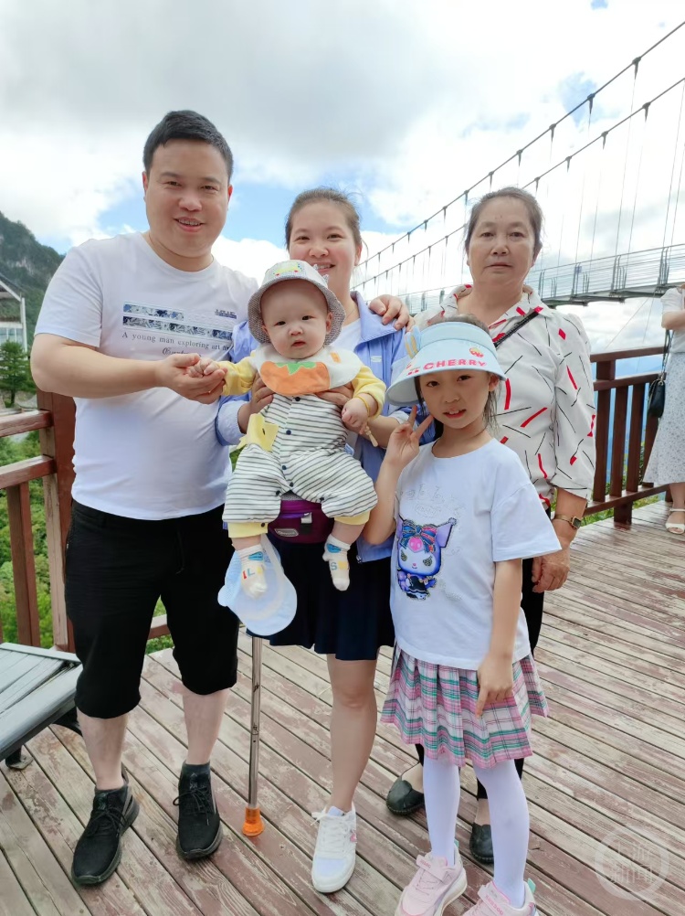 6小时20分!重庆女子单腿登上三峡之巅:曾挑战青海拉脊山 6小时20分!重庆女子单腿登上三峡之巅:曾挑战青海拉脊山