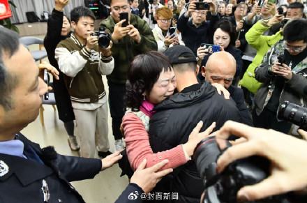 摸到被拐38年儿子胎记 她绷不住了 摸到被拐38年儿子胎记 她绷不住了