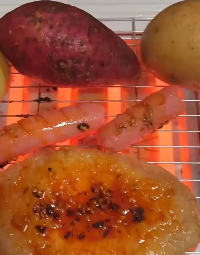 滴油冒火！这样“烧烤”太危险！