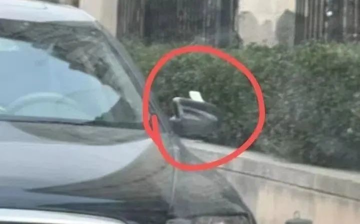 深夜往车上贴这种“小卡片”，抓！