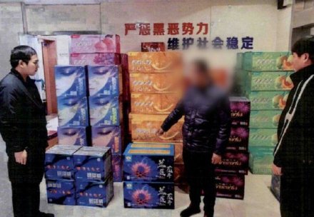 一民宅藏178箱烟花，上海浦东警方3个月查处20多起涉烟花爆竹案
