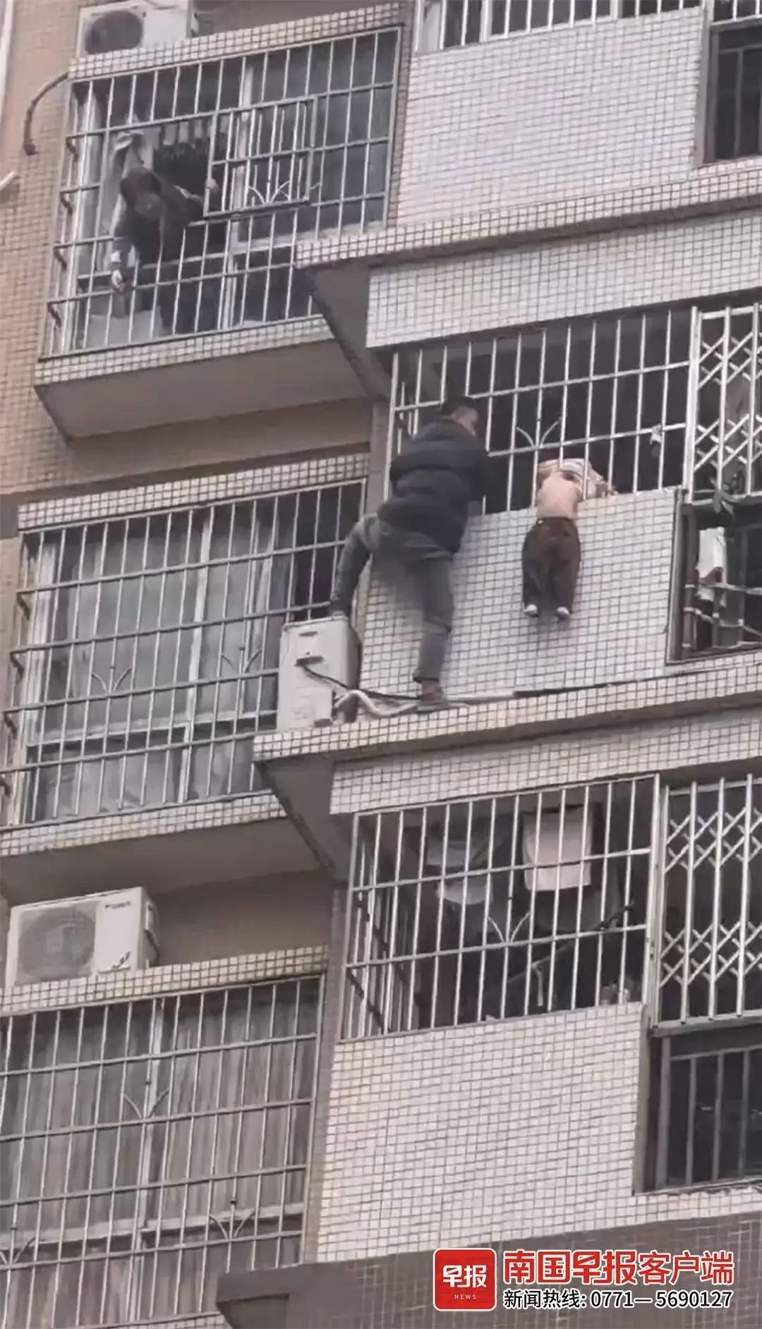 事发广西一小区！他抬头看到这惊险一幕，紧急冲上楼……