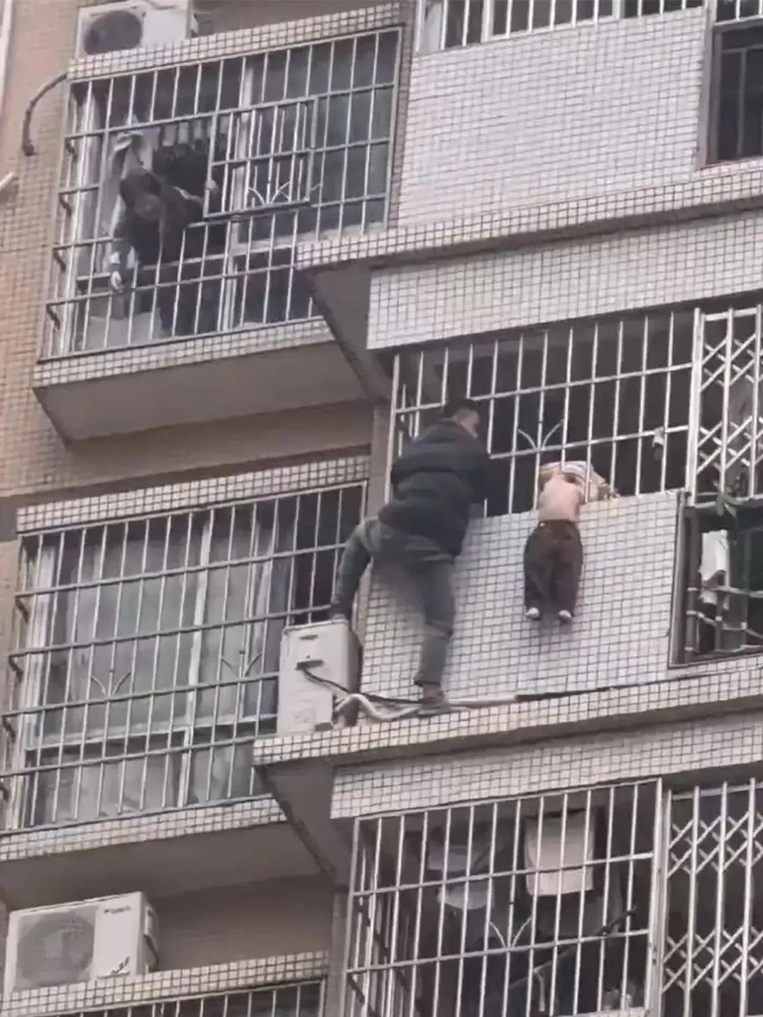 情急之下,广西男子从别人家的防盗网爬下! 情急之下,广西男子从别人家的防盗网爬下!