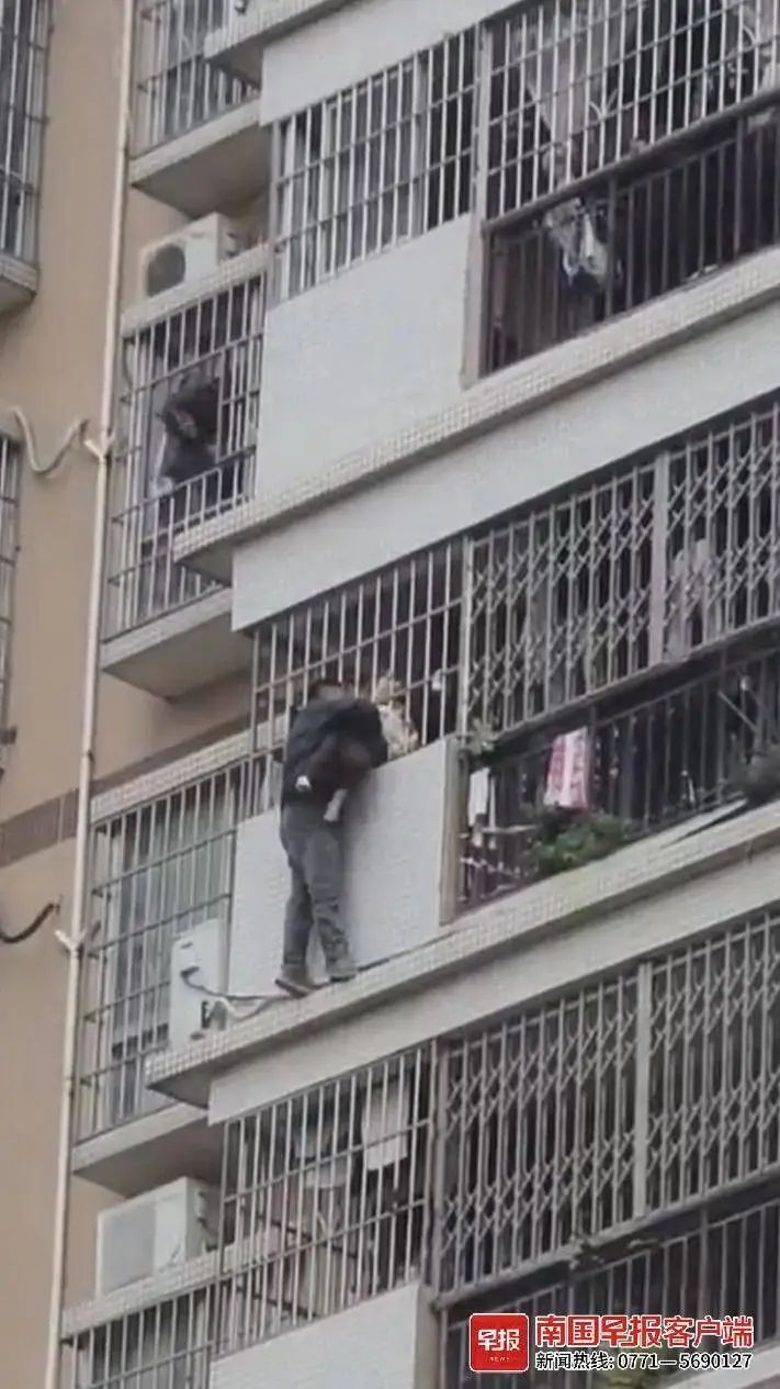 事发广西一小区！他抬头看到这惊险一幕，紧急冲上楼……