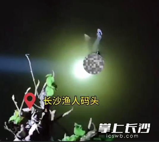 救人!救人!他跳入湘江! 救人!救人!他跳入湘江!