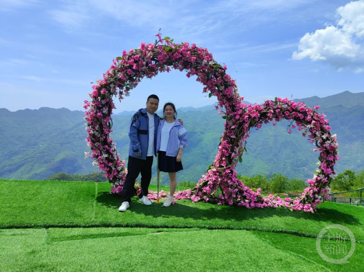 6小时20分!重庆女子单腿登上三峡之巅:曾挑战青海拉脊山 6小时20分!重庆女子单腿登上三峡之巅:曾挑战青海拉脊山