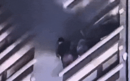 家中失火情侣站17楼窗外求救：双手扣在狭窄窗沿上，已经冷得发抖