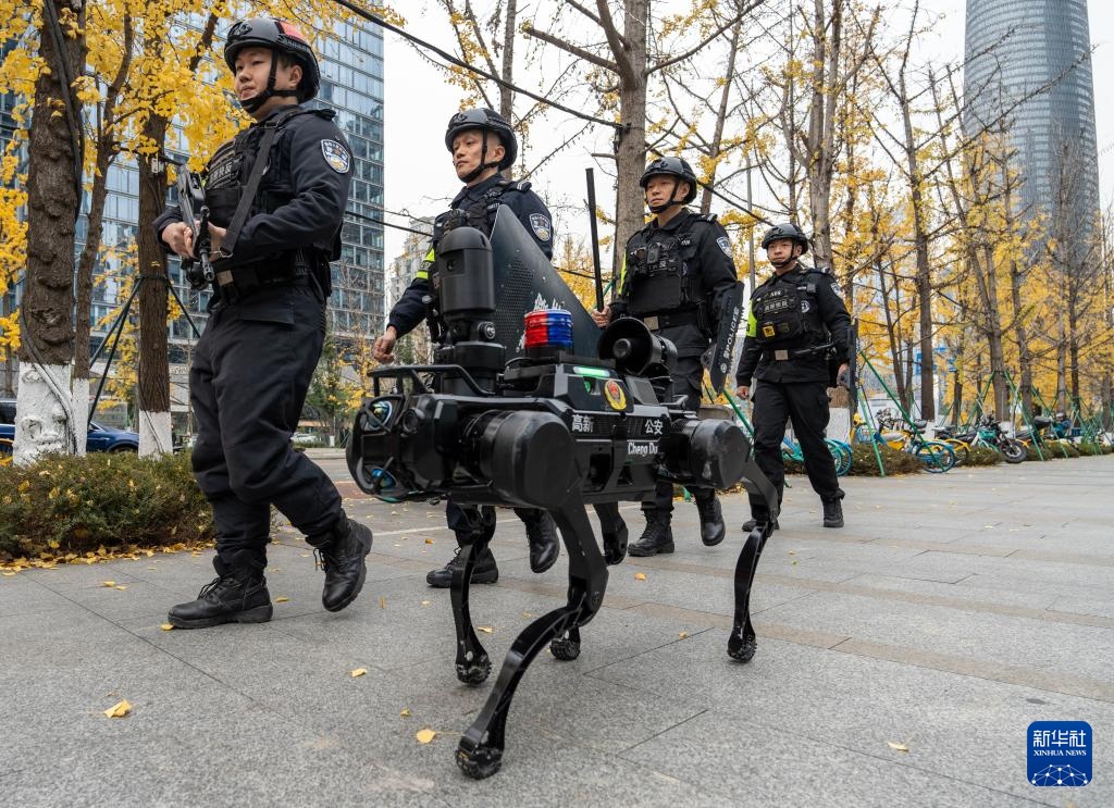 四川成都：智能巡防新亮点 警用机器狗上岗巡逻