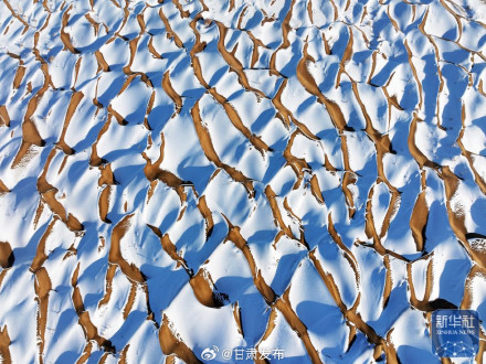 甘肃阿克塞出现沙漠雪雾景观