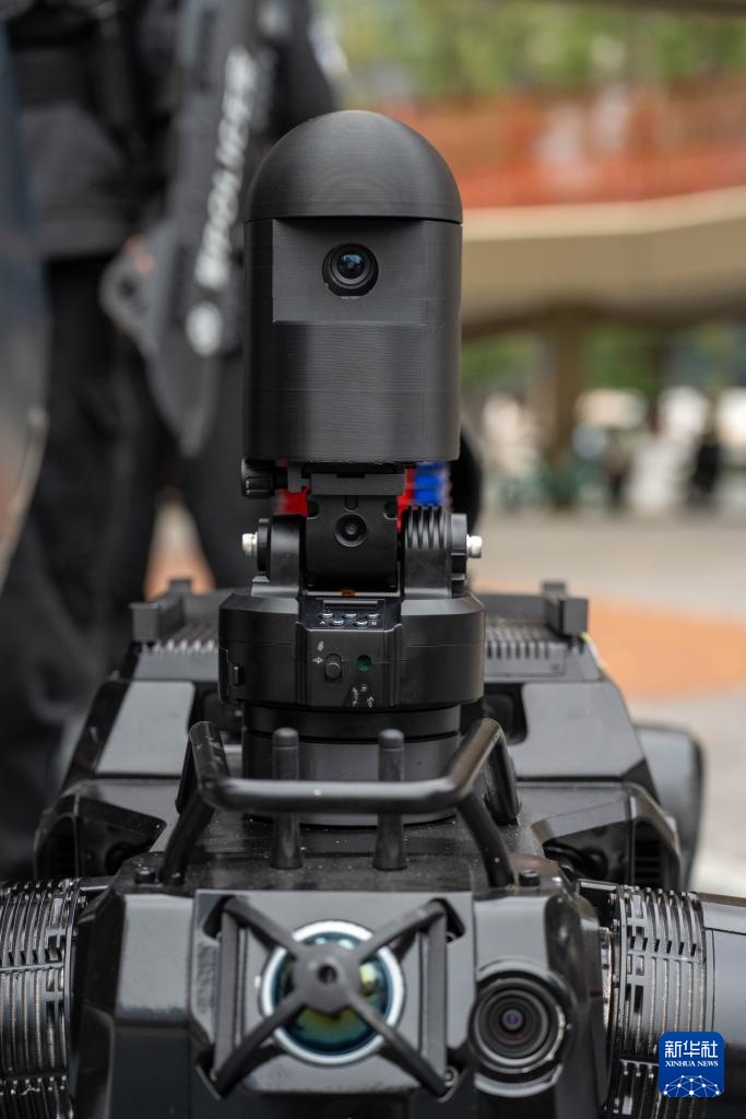 四川成都：智能巡防新亮点 警用机器狗上岗巡逻