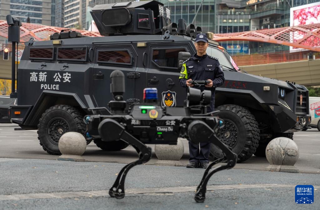 四川成都：智能巡防新亮点 警用机器狗上岗巡逻