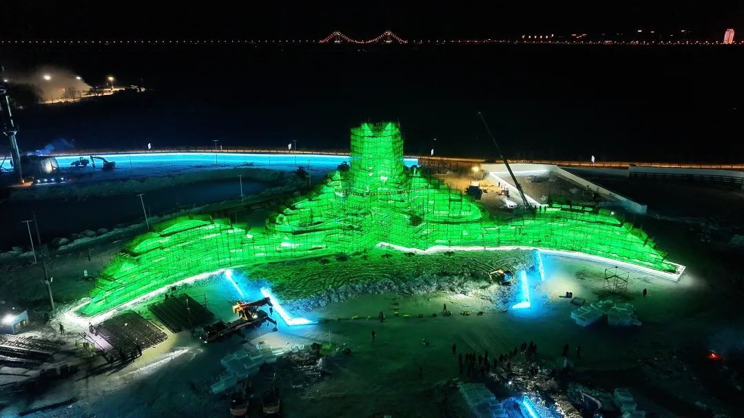 哈尔滨冰雪大世界梦想大舞台封顶! 哈尔滨冰雪大世界梦想大舞台封顶!