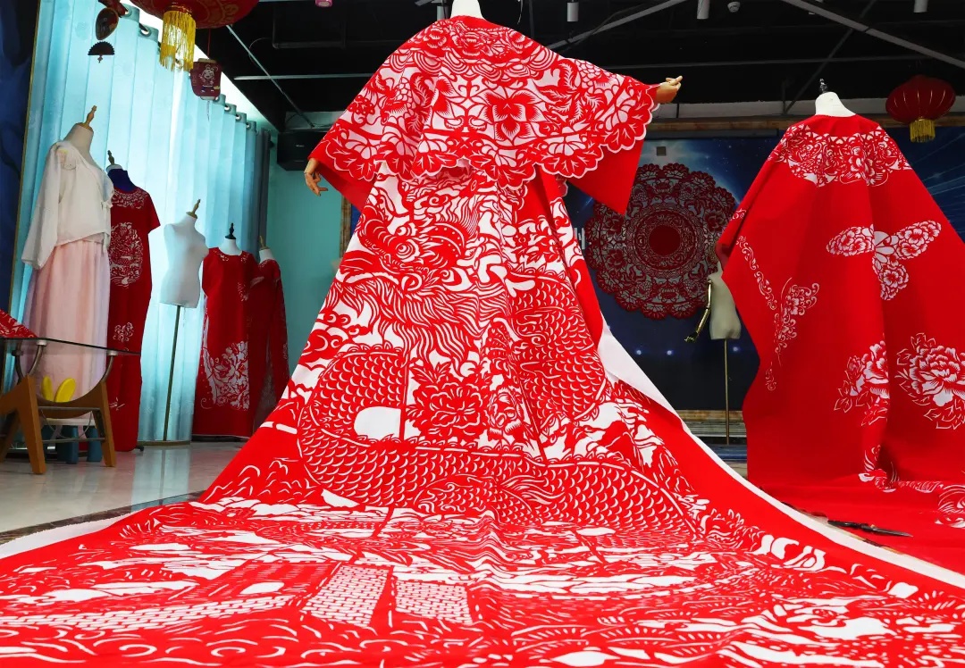 火了！她把“河北剪纸”穿到了米兰……