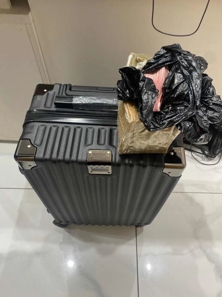 网约车司机将乘客行李箱送到派出所，咋回事？