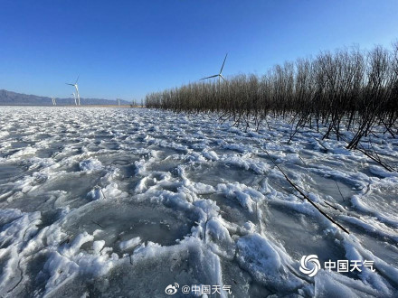 官厅水库现奇特冰浪