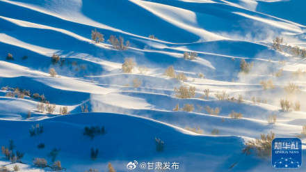 甘肃阿克塞出现沙漠雪雾景观