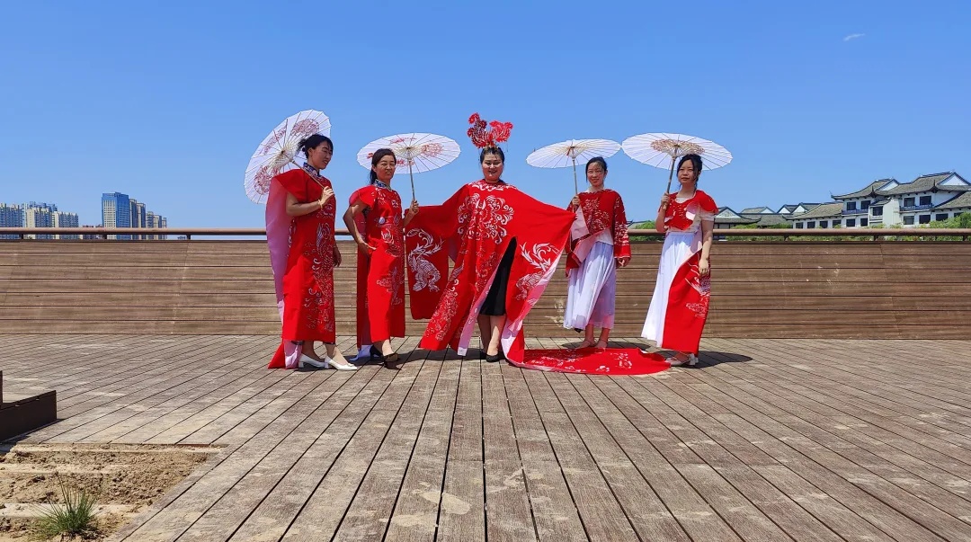 火了！她把“河北剪纸”穿到了米兰……