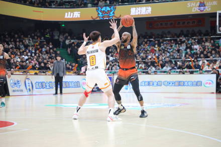 克里斯狂砍28分 山东高速男篮107比98战胜深圳 克里斯狂砍28分 山东高速男篮107比98战胜深圳