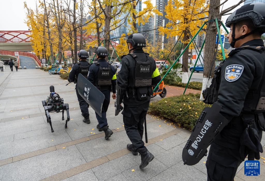 四川成都：智能巡防新亮点 警用机器狗上岗巡逻