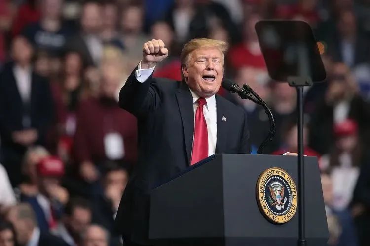 美国多地惊现“神秘无人机”！特朗普呼吁“击落它们”