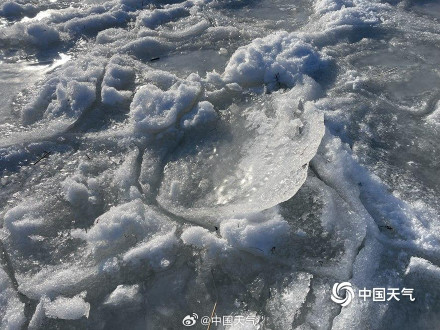 官厅水库现奇特冰浪