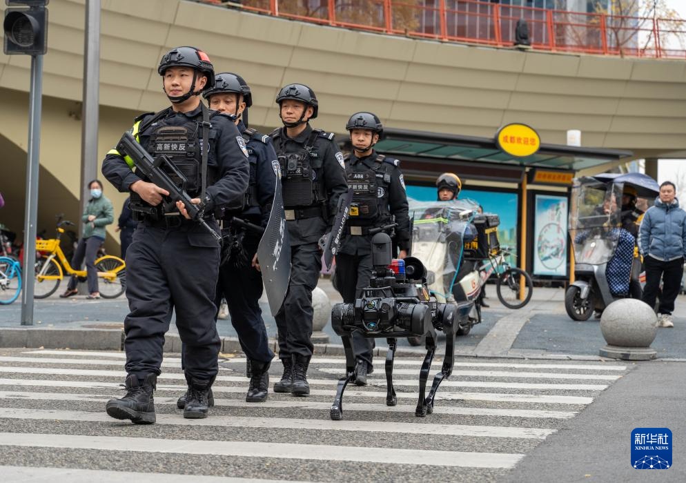 四川成都：智能巡防新亮点 警用机器狗上岗巡逻