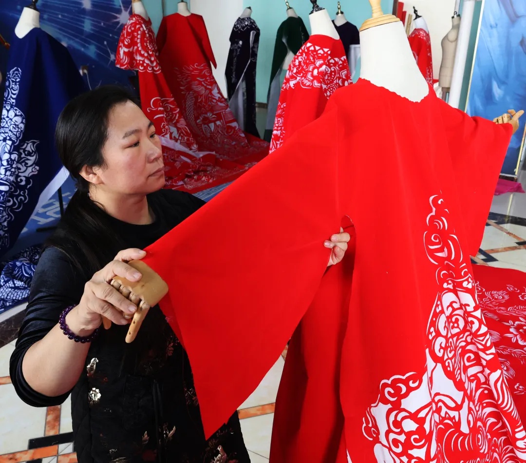 火了！她把“河北剪纸”穿到了米兰……