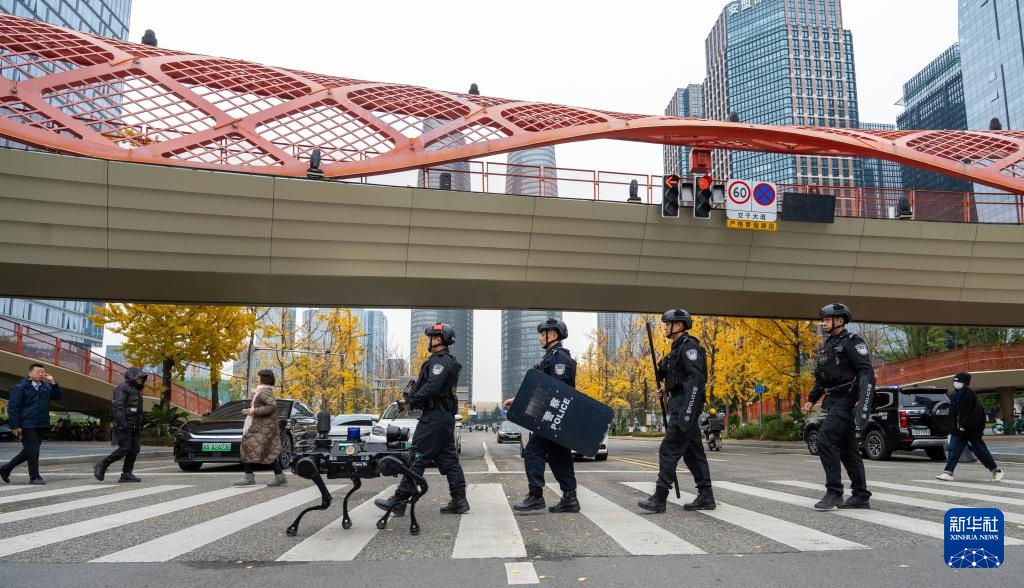 四川成都：智能巡防新亮点 警用机器狗上岗巡逻