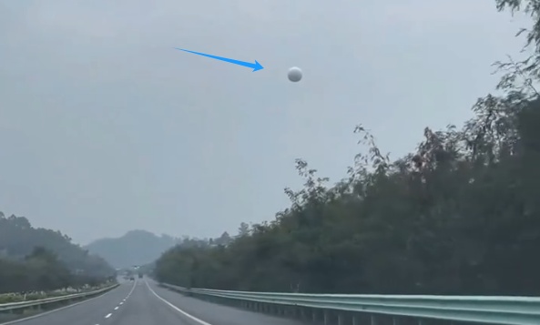 四川网友拍到不明漂浮物悬在空中,真相竟是…… 四川网友拍到不明漂浮物悬在空中,真相竟是……