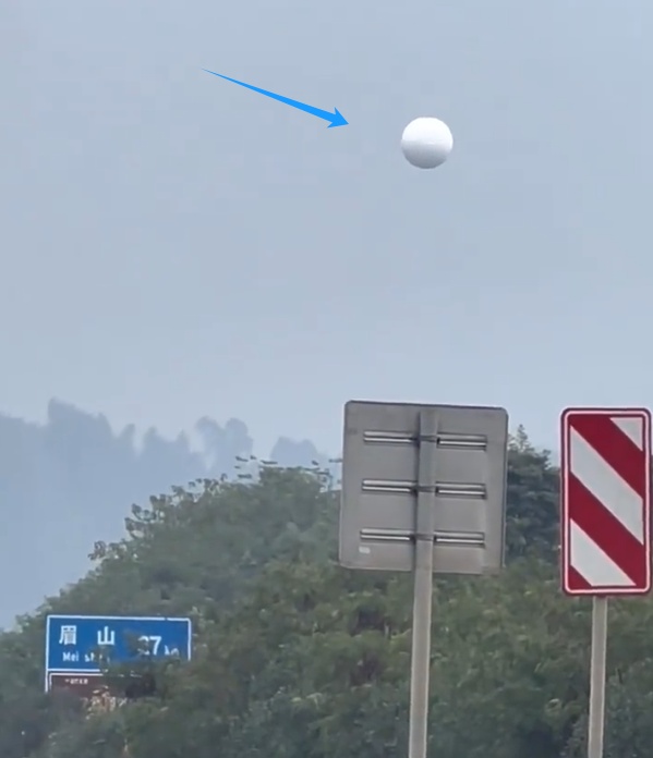 四川网友拍到不明漂浮物悬在空中,真相竟是…… 四川网友拍到不明漂浮物悬在空中,真相竟是……
