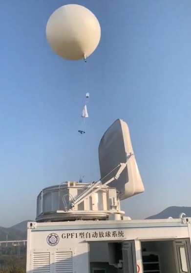 四川网友拍到不明漂浮物悬在空中,真相竟是…… 四川网友拍到不明漂浮物悬在空中,真相竟是……