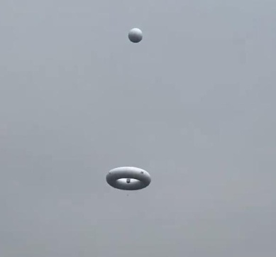 四川网友拍到不明漂浮物悬在空中,真相竟是…… 四川网友拍到不明漂浮物悬在空中,真相竟是……