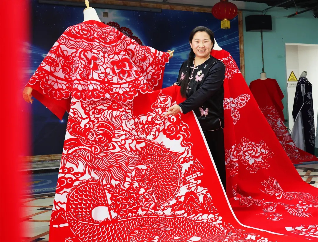 火了！她把“河北剪纸”穿到了米兰……