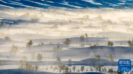 甘肃阿克塞出现沙漠雪雾景观