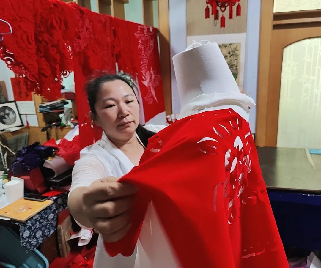 火了！她把“河北剪纸”穿到了米兰……