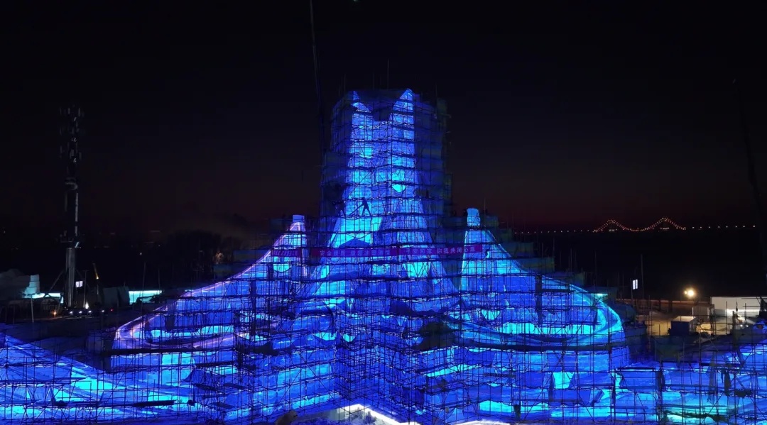 哈尔滨冰雪大世界梦想大舞台封顶! 哈尔滨冰雪大世界梦想大舞台封顶!