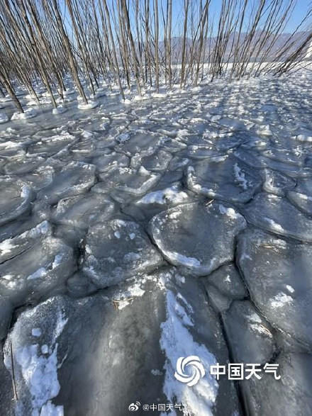 官厅水库现奇特冰浪