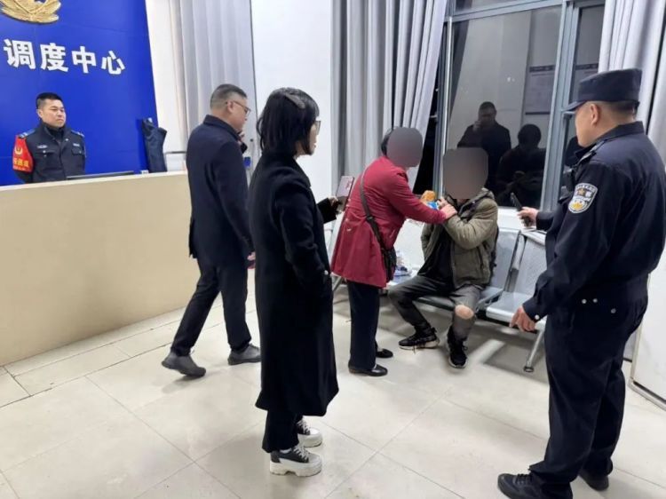 “快20年了,没想到还能见到我儿子!” “快20年了,没想到还能见到我儿子!”