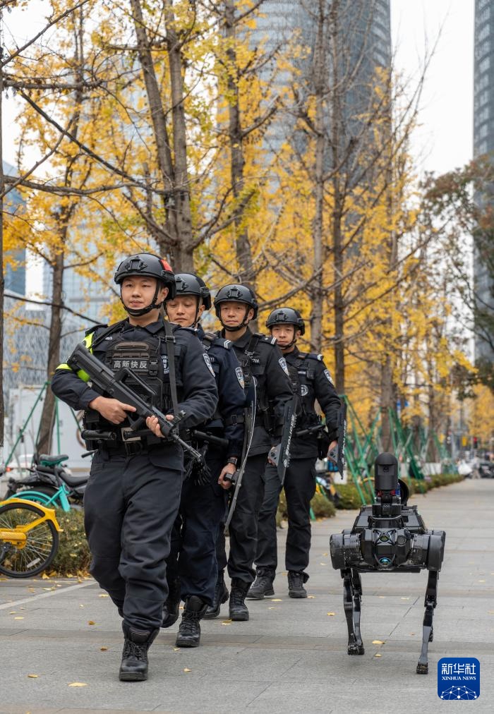 四川成都：智能巡防新亮点 警用机器狗上岗巡逻