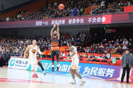 克里斯狂砍28分 山东高速男篮107比98战胜深圳 克里斯狂砍28分 山东高速男篮107比98战胜深圳