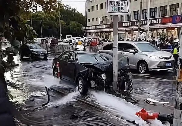 上海街头突发！轿车撞断消防栓，路面瞬间大量积水……车头受损严重，司机一度被困