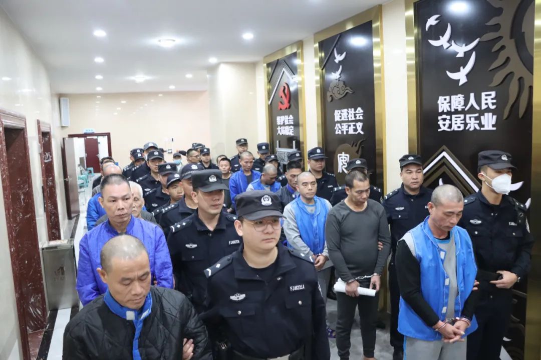 村官成村霸?海南一地法院开庭审理王柏顺、王集等23人涉恶案件 村官成村霸?海南一地法院开庭审理王柏顺、王集等23人涉恶案件