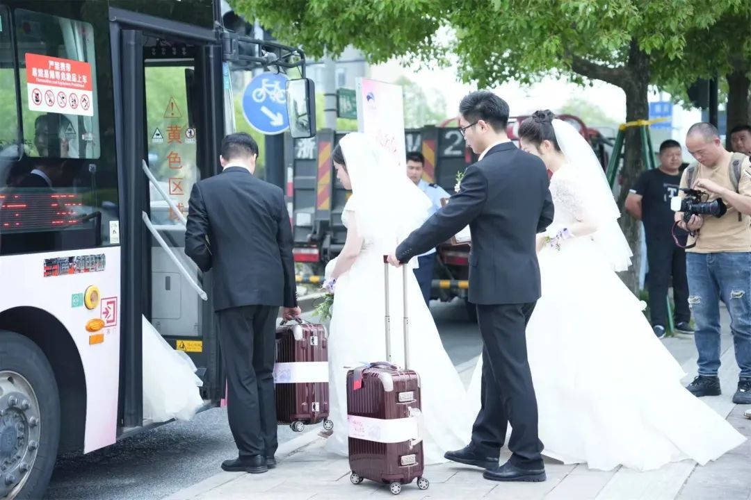 刷屏！杭州姑娘神秘婚车曝光，价格感人！很多年轻人盯上了！晚了根本预订不到...