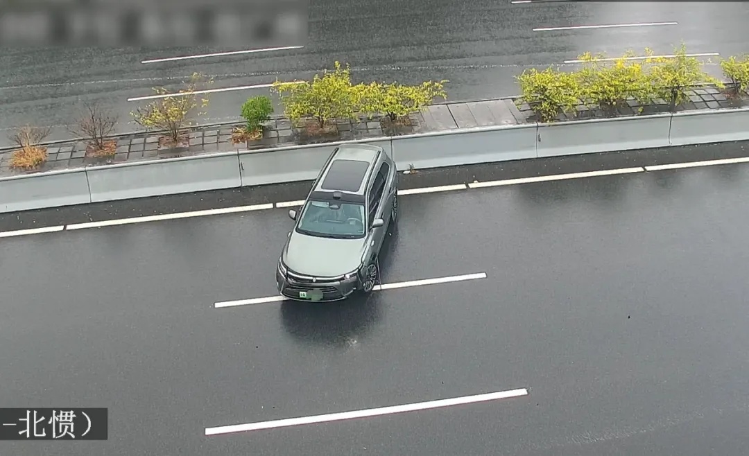 高速公路事故后不及时撤离，结果被撞碎一地……