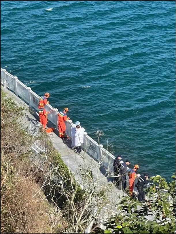 28岁游客在海边疑因拍照不慎坠海溺亡，遗体已打捞上岸，警方提醒！