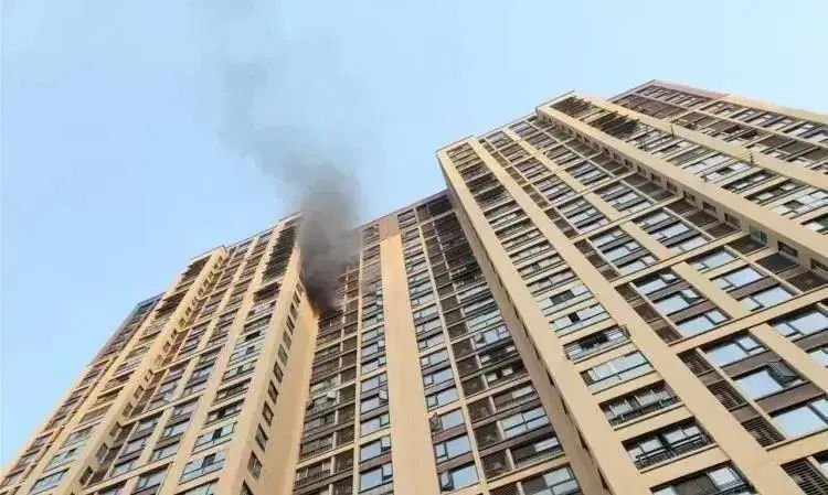 22楼着火直冒黑烟，但整栋楼的消火栓里一滴水都没有……