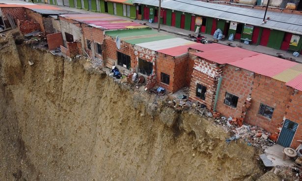 玻利维亚有一排悬崖边的小屋,前门离悬崖仅几厘米,住户拒绝搬离 玻利维亚有一排悬崖边的小屋,前门离悬崖仅几厘米,住户拒绝搬离