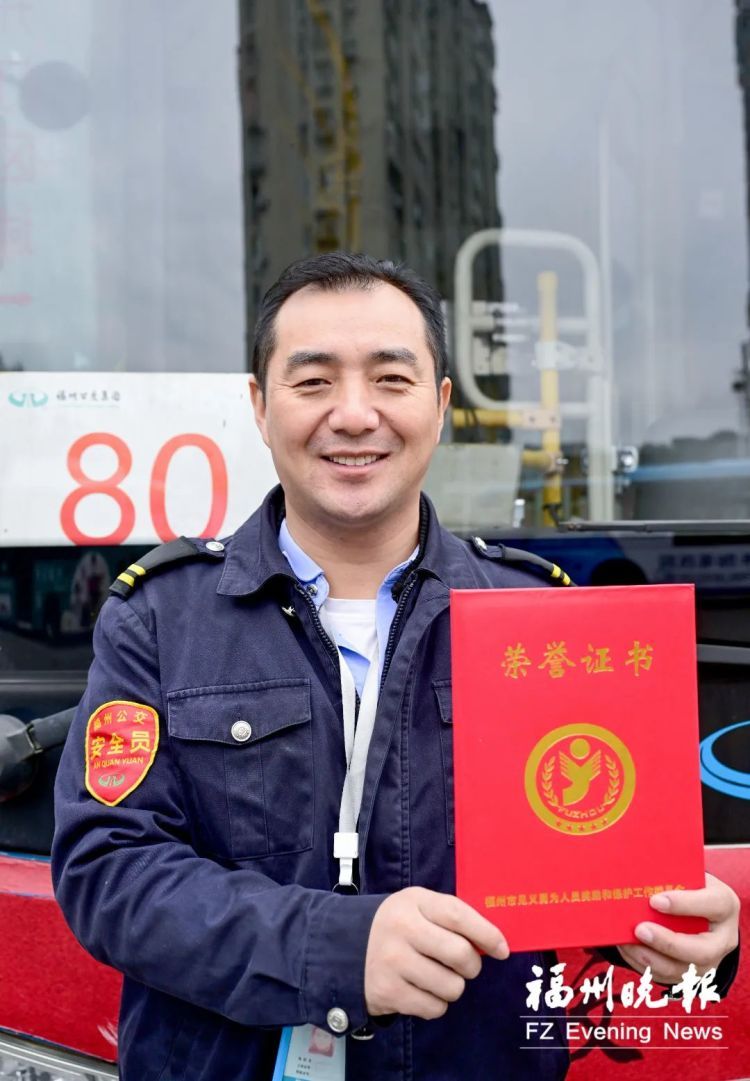 “可能会爆炸!”福州一公交司机,提着灭火器冲进邻居家…… “可能会爆炸!”福州一公交司机,提着灭火器冲进邻居家……