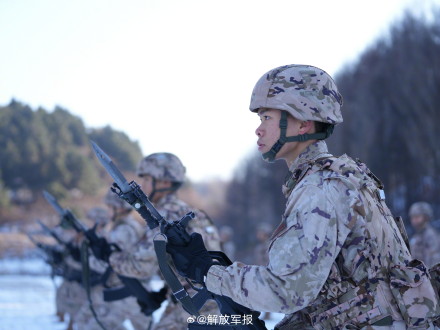 热血沸腾！武警官兵雪地刺杀训练