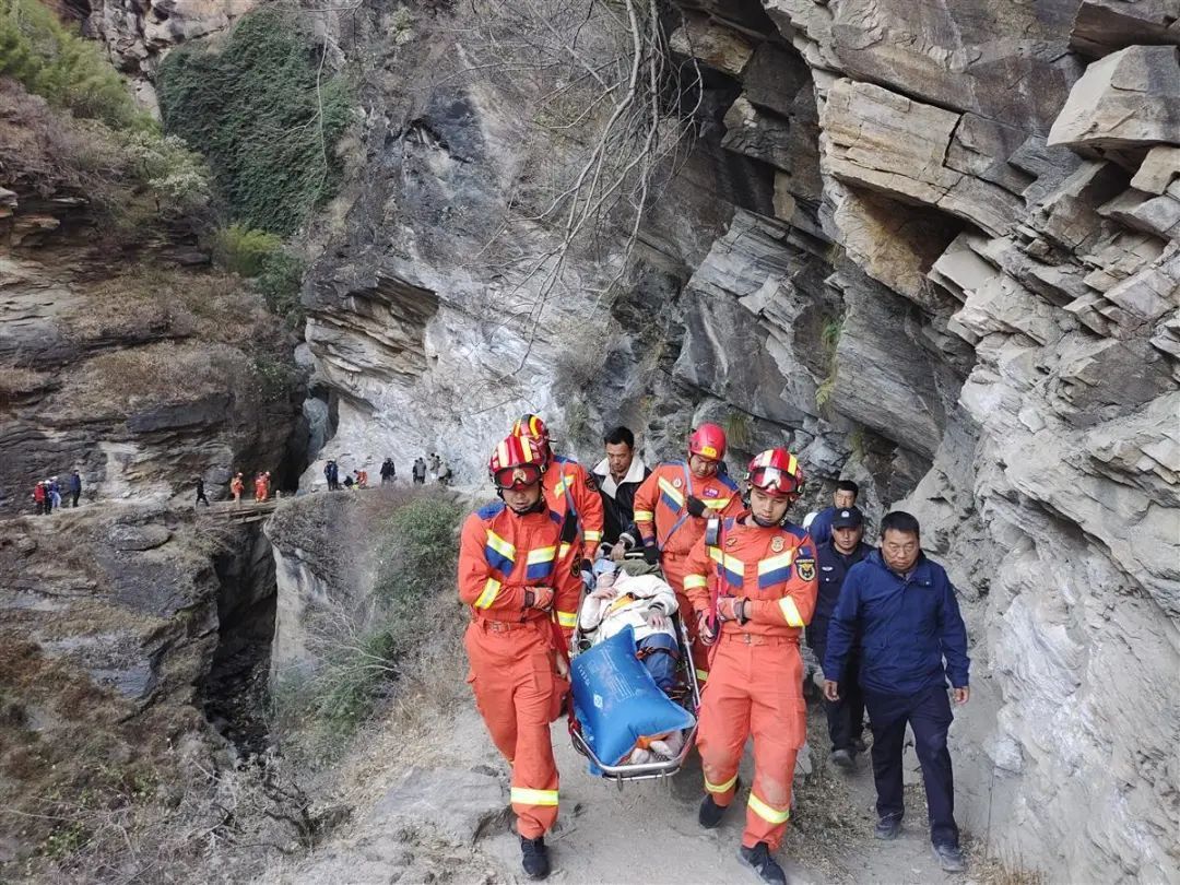 突发!一游客坠落虎跳峡,当地回应 突发!一游客坠落虎跳峡,当地回应